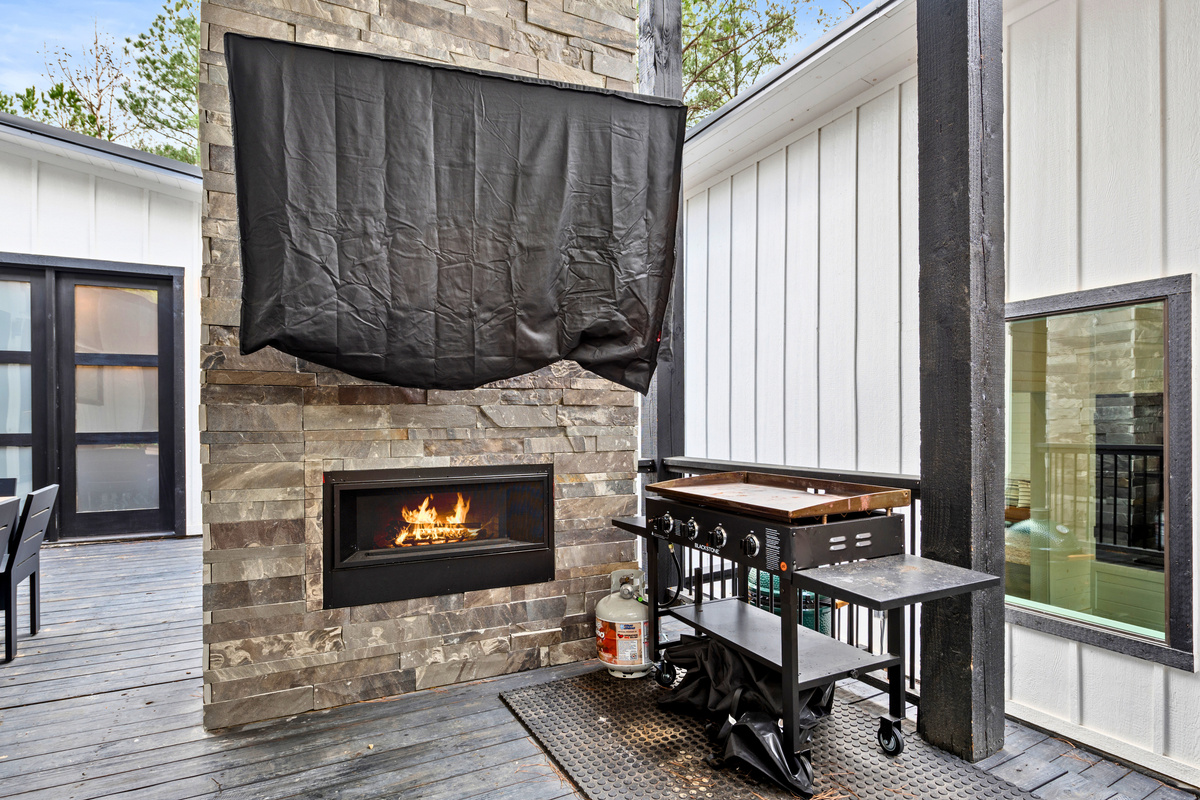 Who's up for a cookout? Our hibachi griddle is ready for your best recipes &ndash; let the outdoor feasting begin!