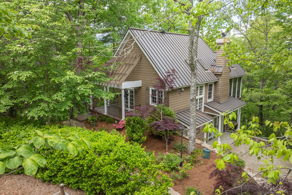 Tucked into the mountainside, Cheoah Cottage welcomes you with peaceful surroundings, charming landscaping, and a true mountain getaway feel.