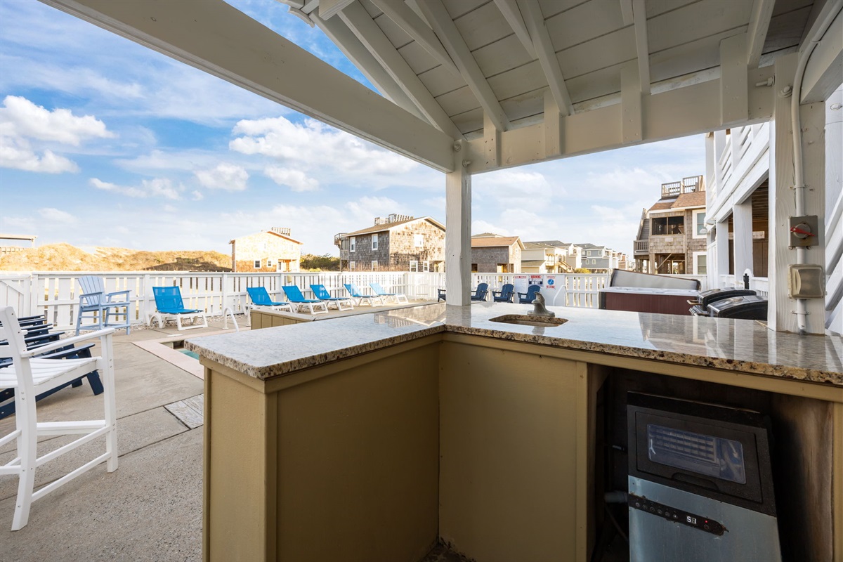 The Swim-Up Bar: Key feature close-up.