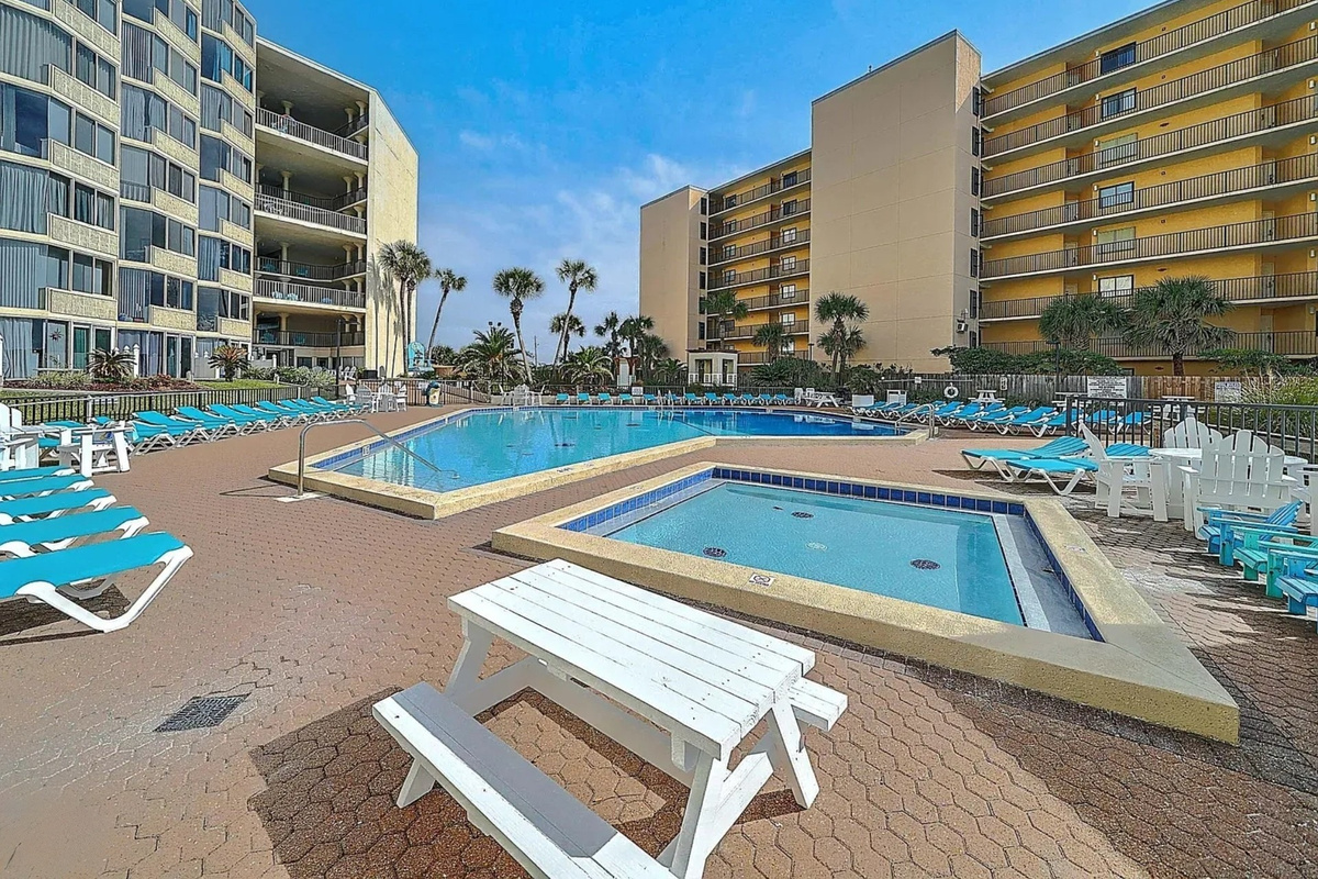 Toddler pool next to the big pool