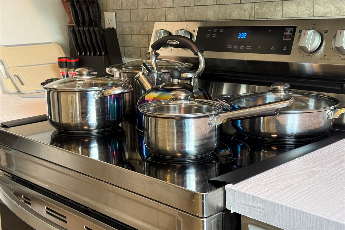 🏡 Enjoy the convenience of a full kitchen with quality pots, pans, utensils, and all the essentials for casual or experienced cooks.
