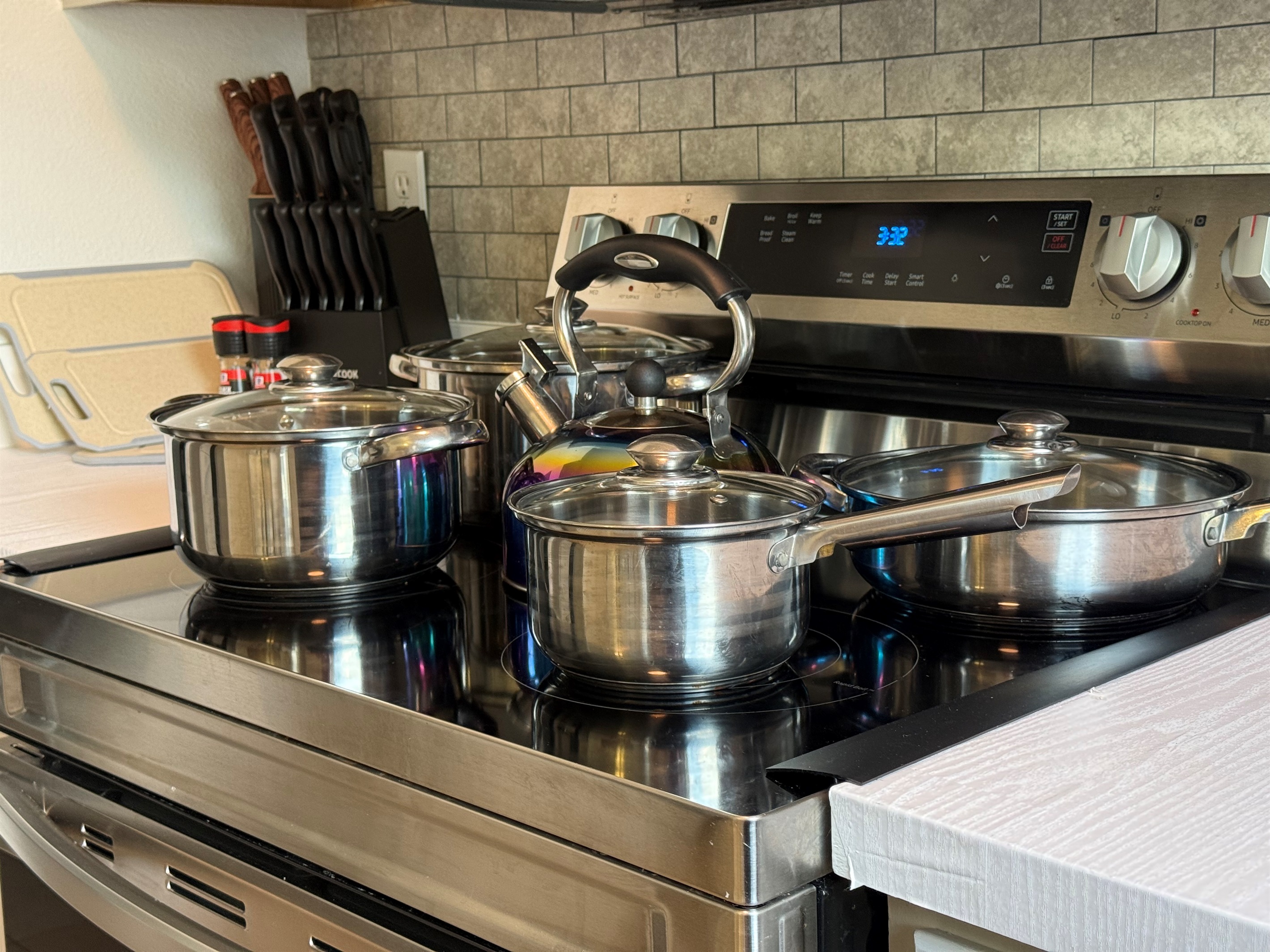 🏡 Enjoy the convenience of a full kitchen with quality pots, pans, utensils, and all the essentials for casual or experienced cooks.