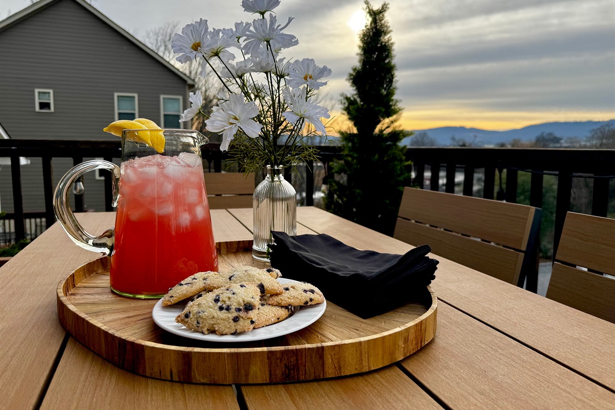 Breathtaking scenic sky views as the sun sets behind the TN mountain ridges!