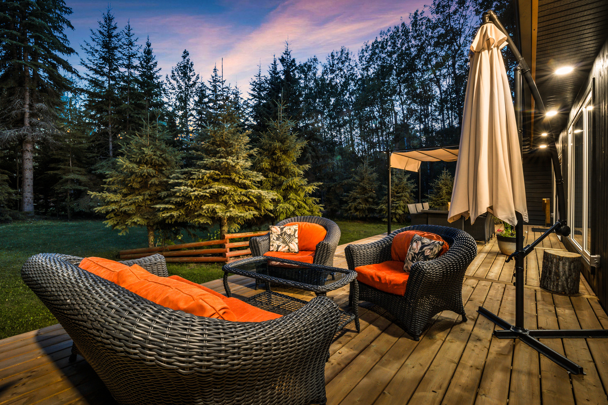 Settle into the outdoor lounge as the sun goes down—the perfect place for a drink, conversation, or a quiet moment in the fresh air.