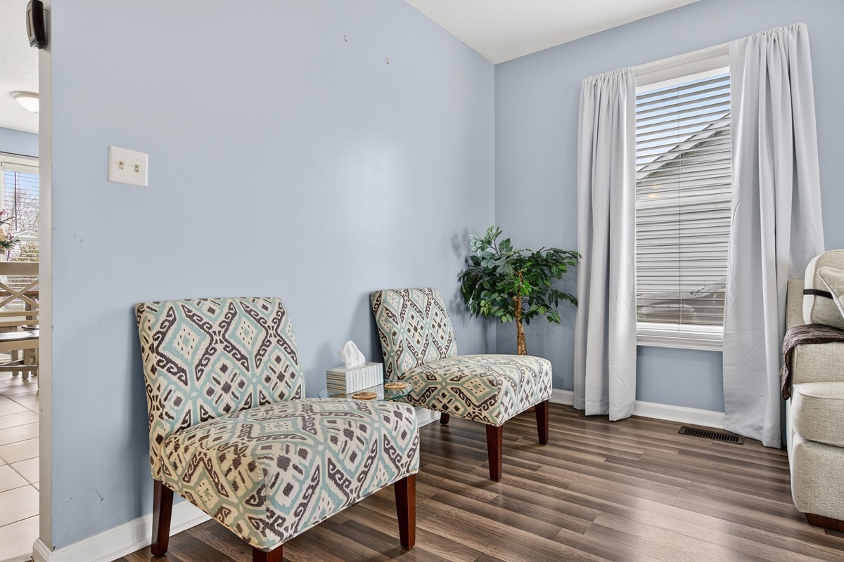 Cozy 3 bedroom 2 bath home offers plenty of room to sleep up to 7. High speed internet, washer and dryer, linens, and all kitchen amenities included. Located just across from Ft. Campbell Army