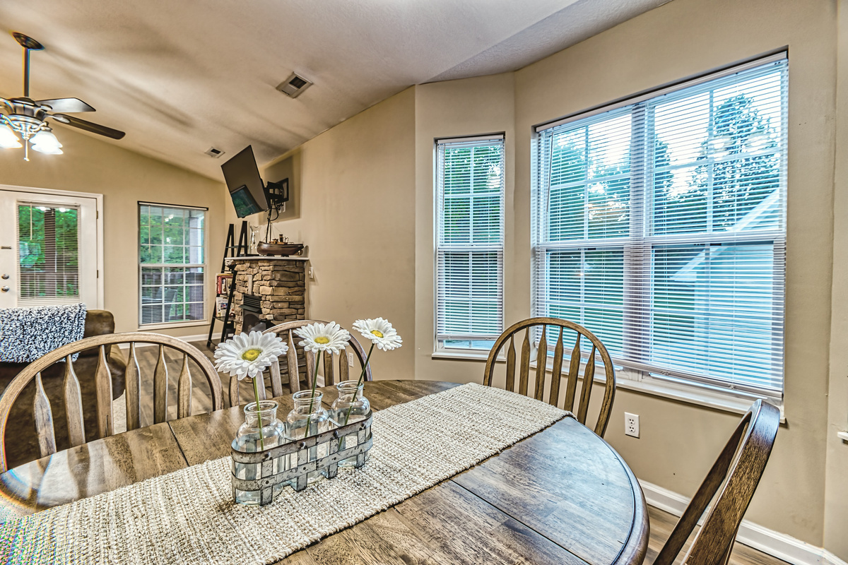 Lots of room to enjoy dinner. 