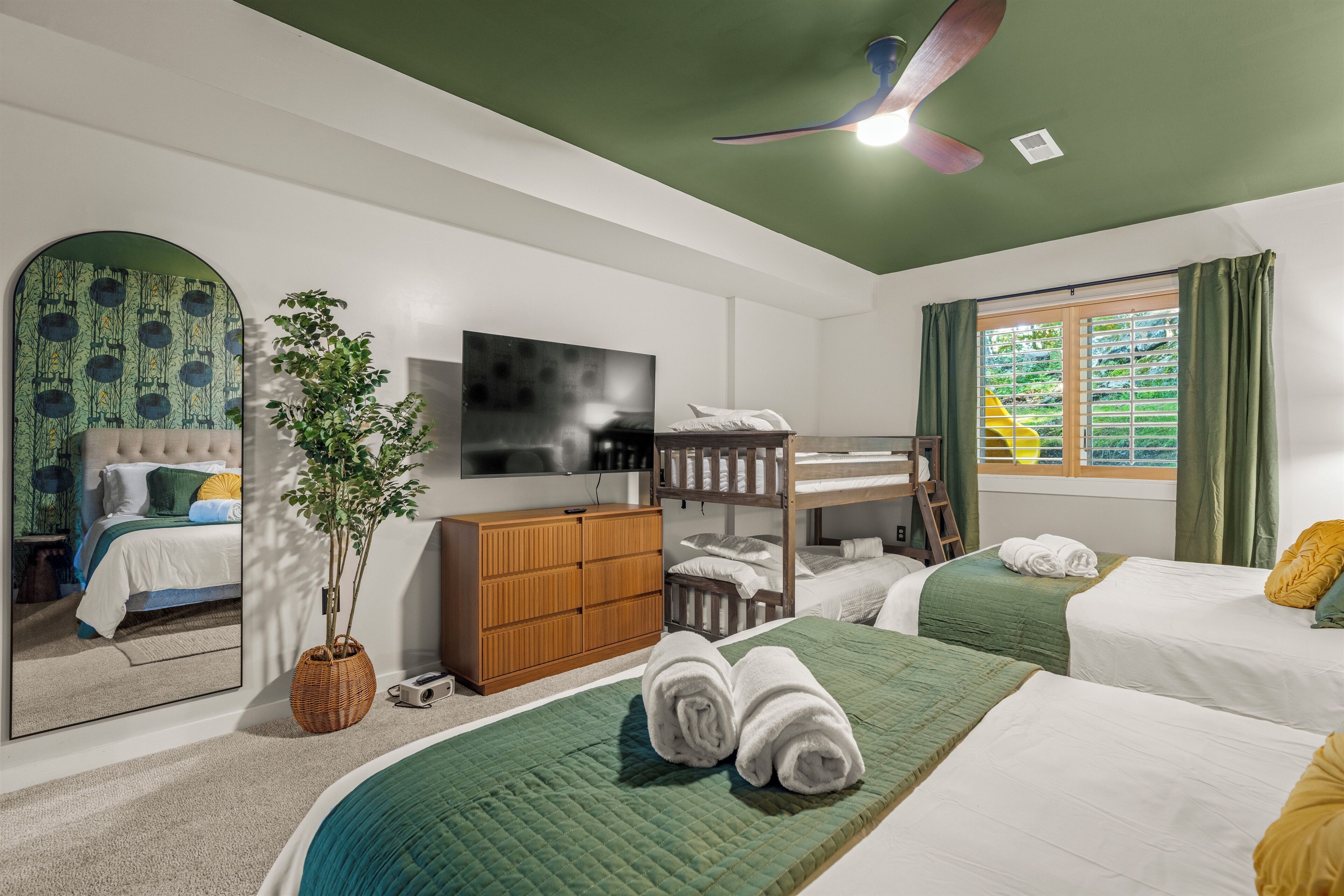BR4: Two queen beds plus bunk set