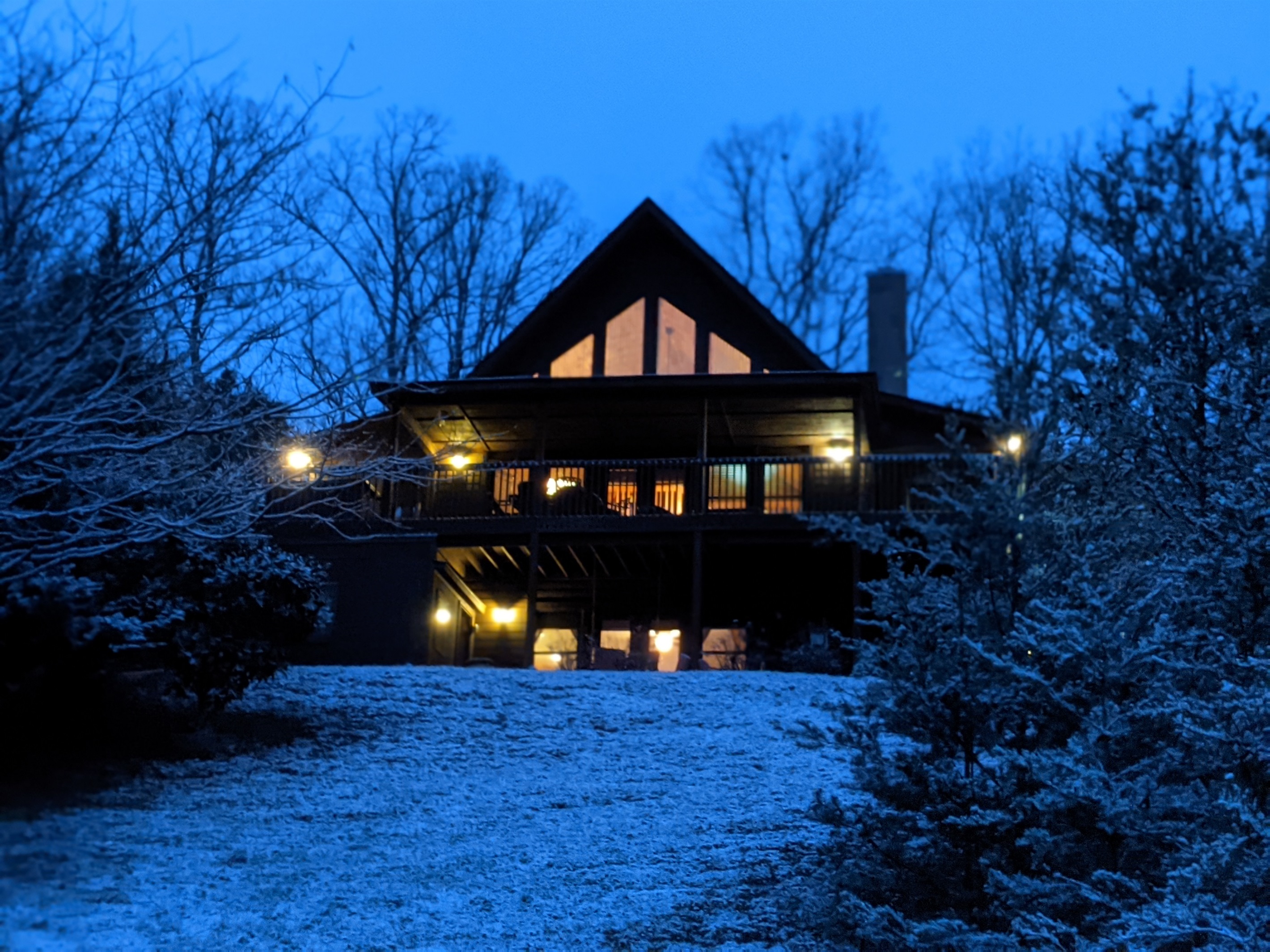Private Wrap around deck, hot tub under the stars, 2 king suites, dog run 2