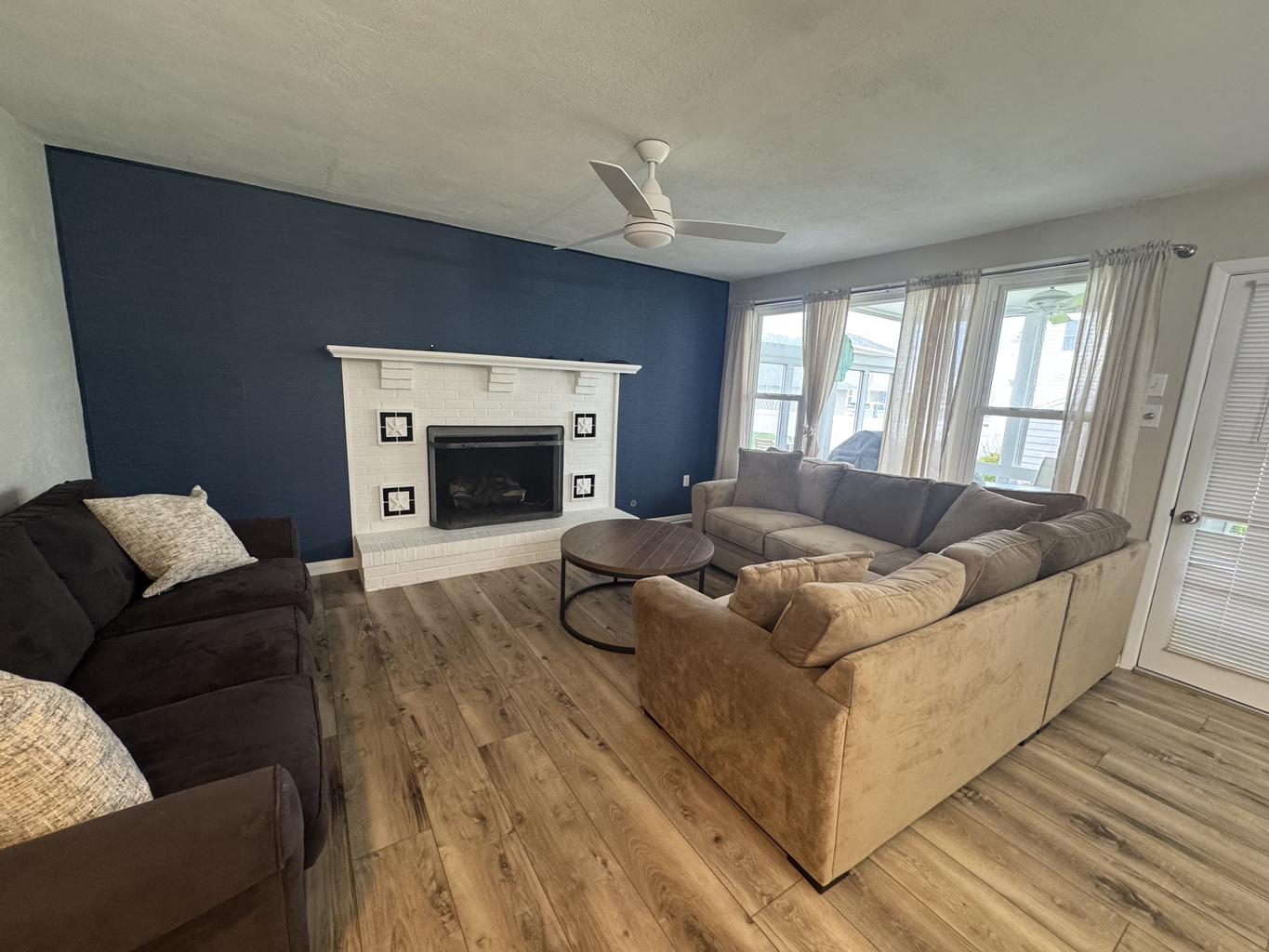 Living_Room_Fireplace_Seating.