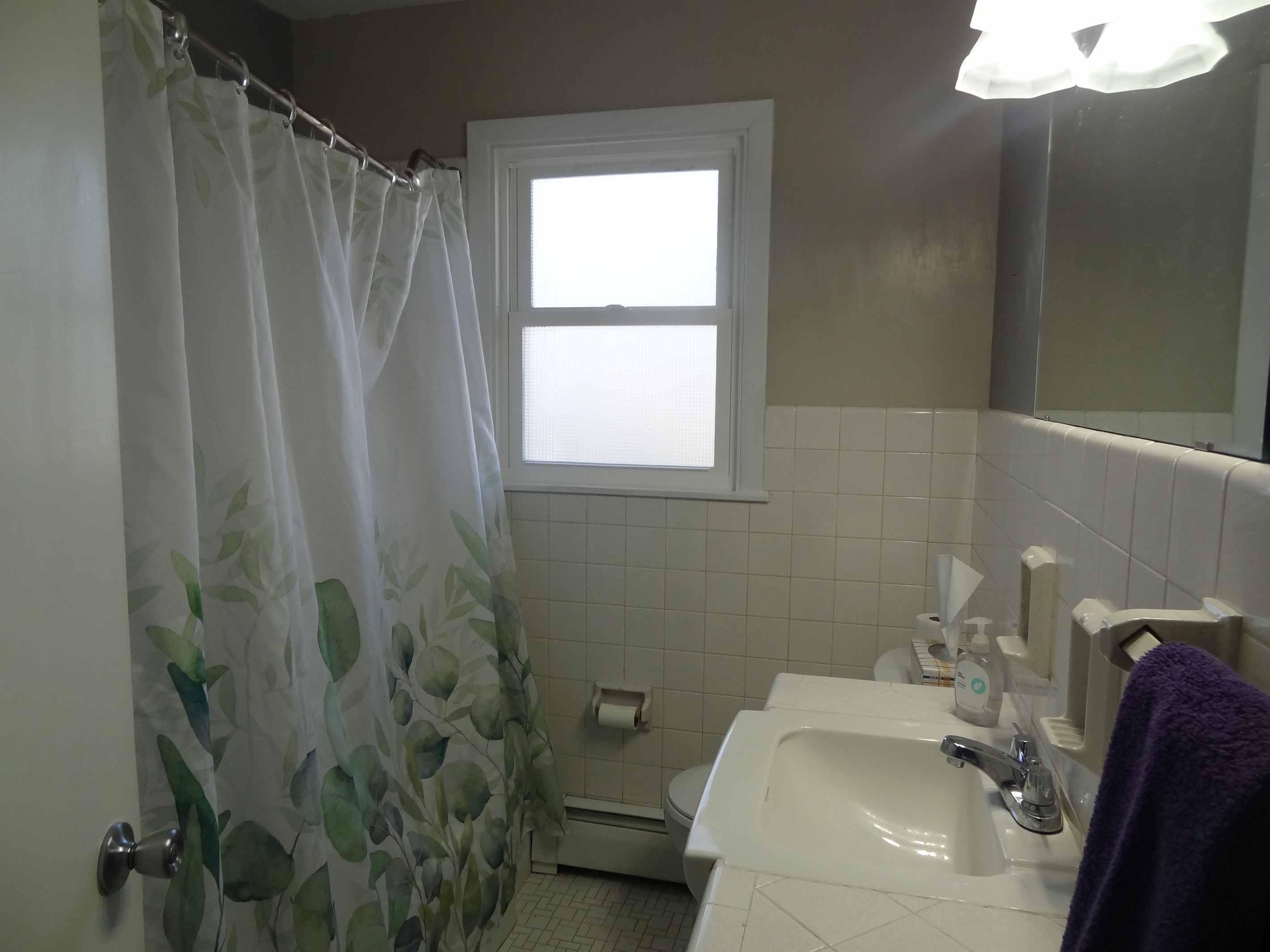 Full bathroom with shower/tub including handheld shower head