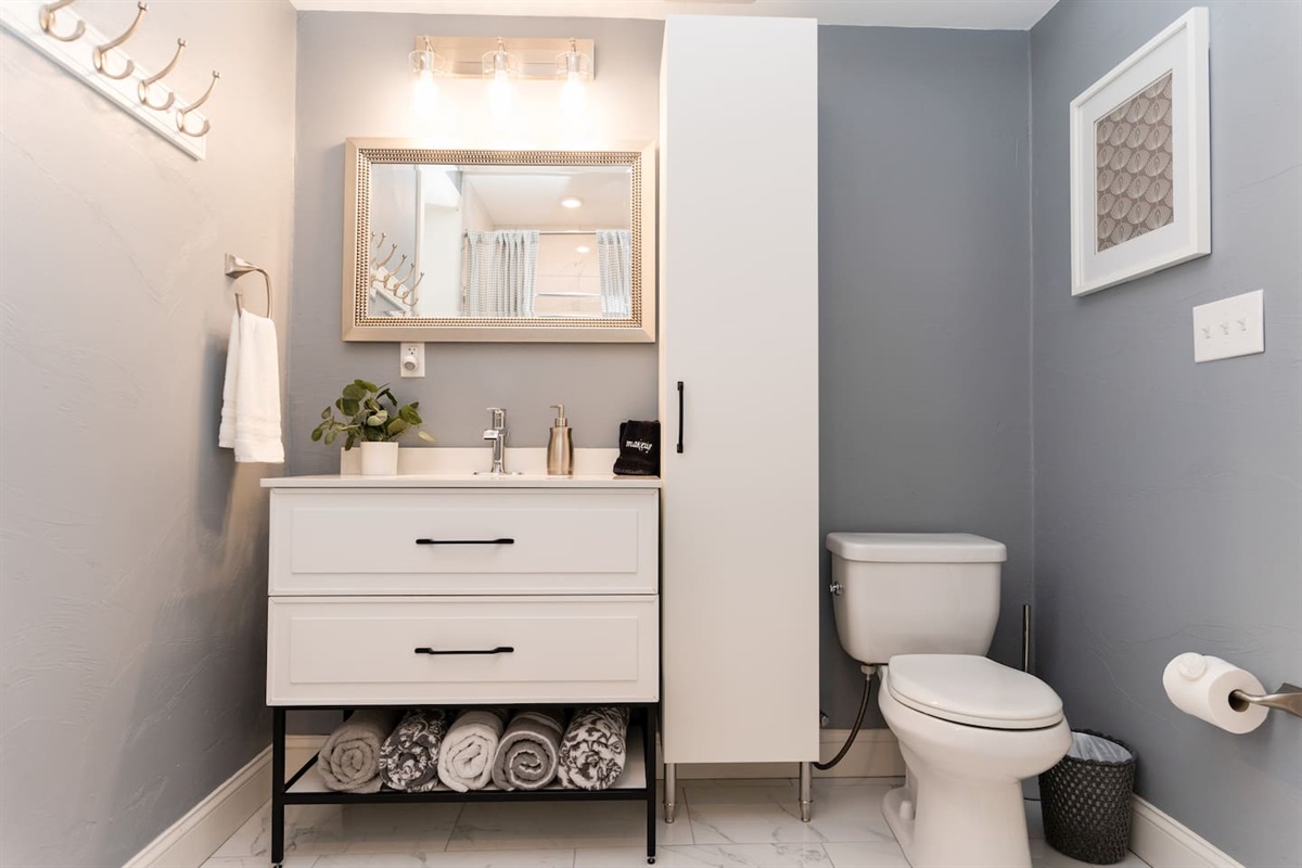 Full bathroom equipped with all the essentials for a comfortable stay.