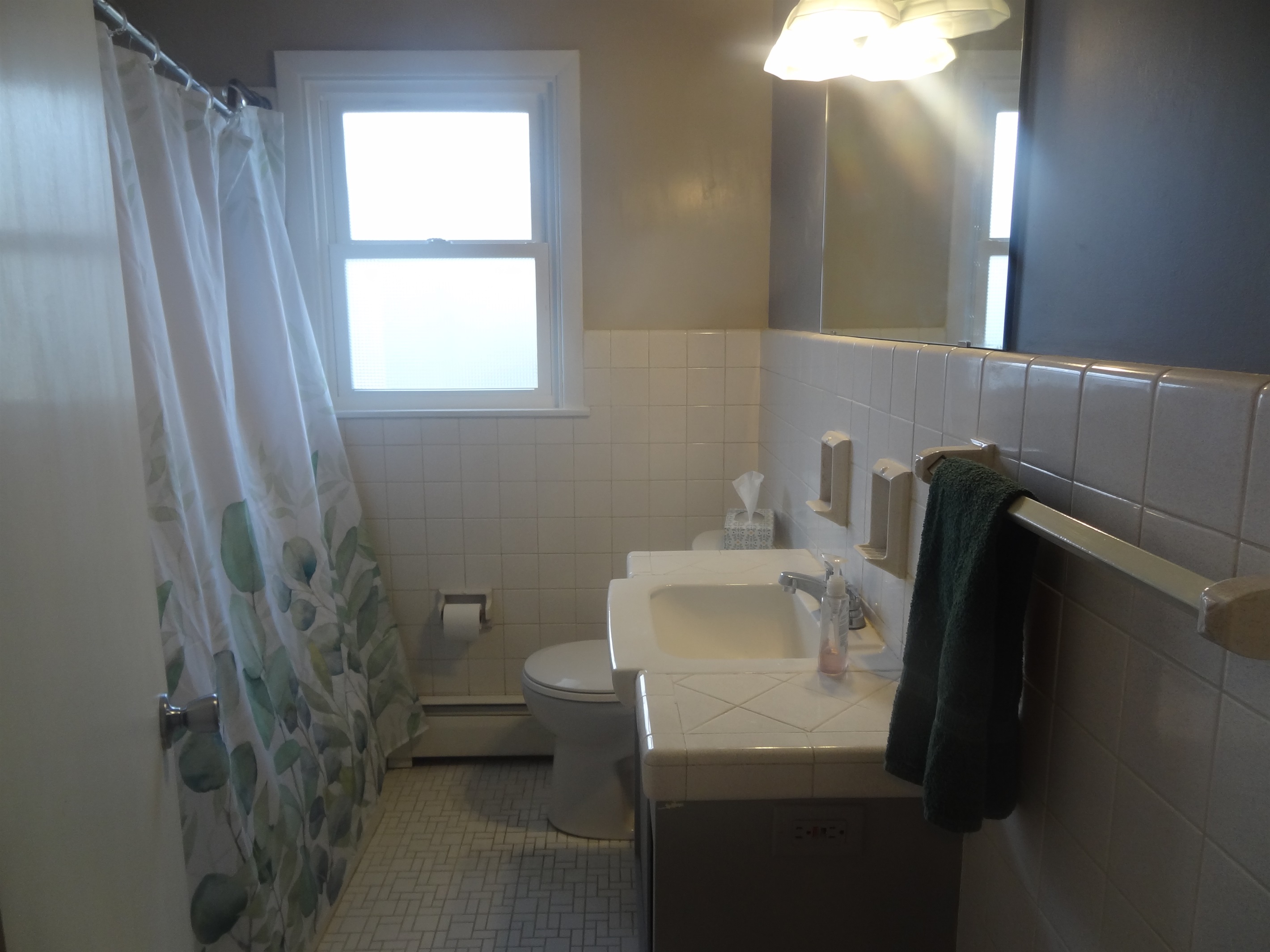 Full bathroom with shower/tub including handheld shower head