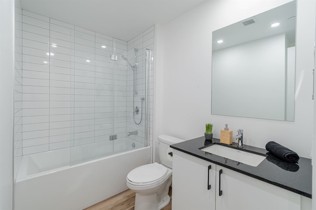 Salle de bain complète avec un bain-douche, laveuse et sécheuse !