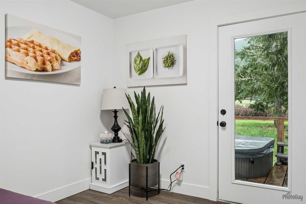 Single queen bedroom