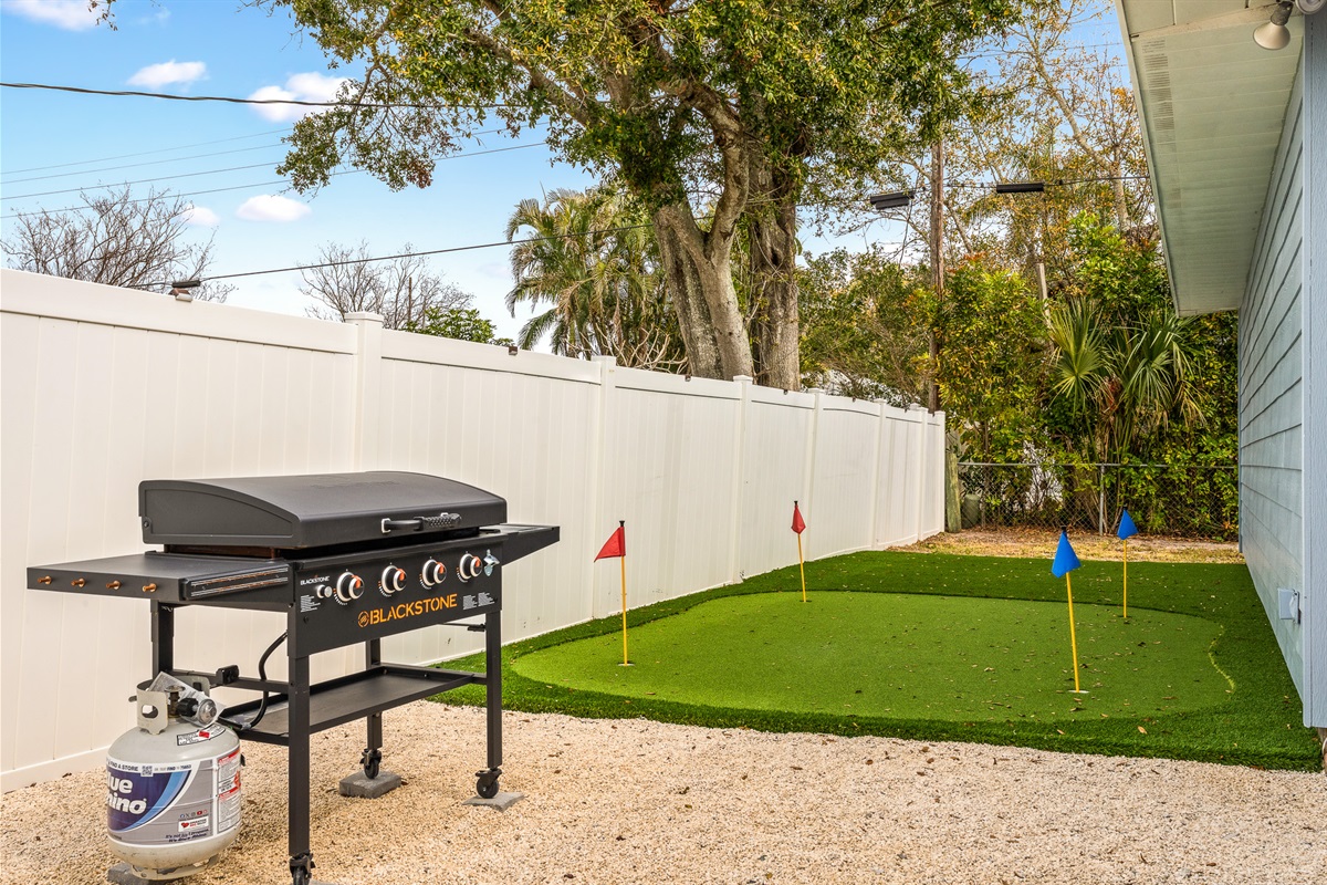 ⛳🔥 Mini golf & griddle fun!
Enjoy friendly competition on the mini golf course while cooking your favorite meal on the 36" Blackstone griddle. 🍔🥞
