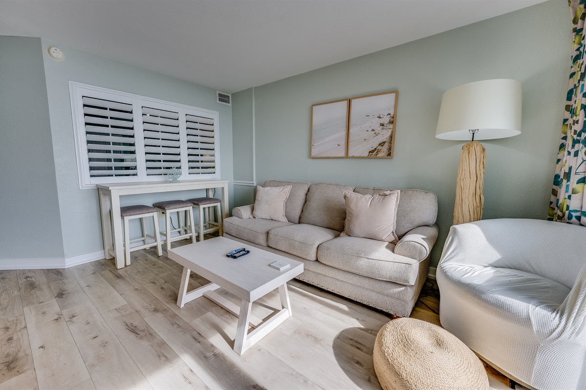 Amazing Living Room with Stunning Views🌊☀️