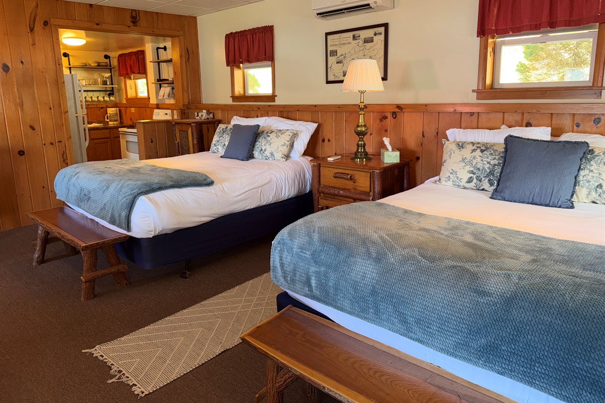 The Nest - 2 Queens in studio area