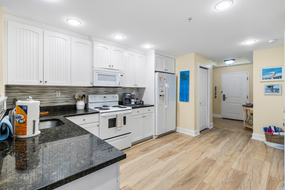 Kitchen, fully stocked with cooking/eating/drinking utensils.