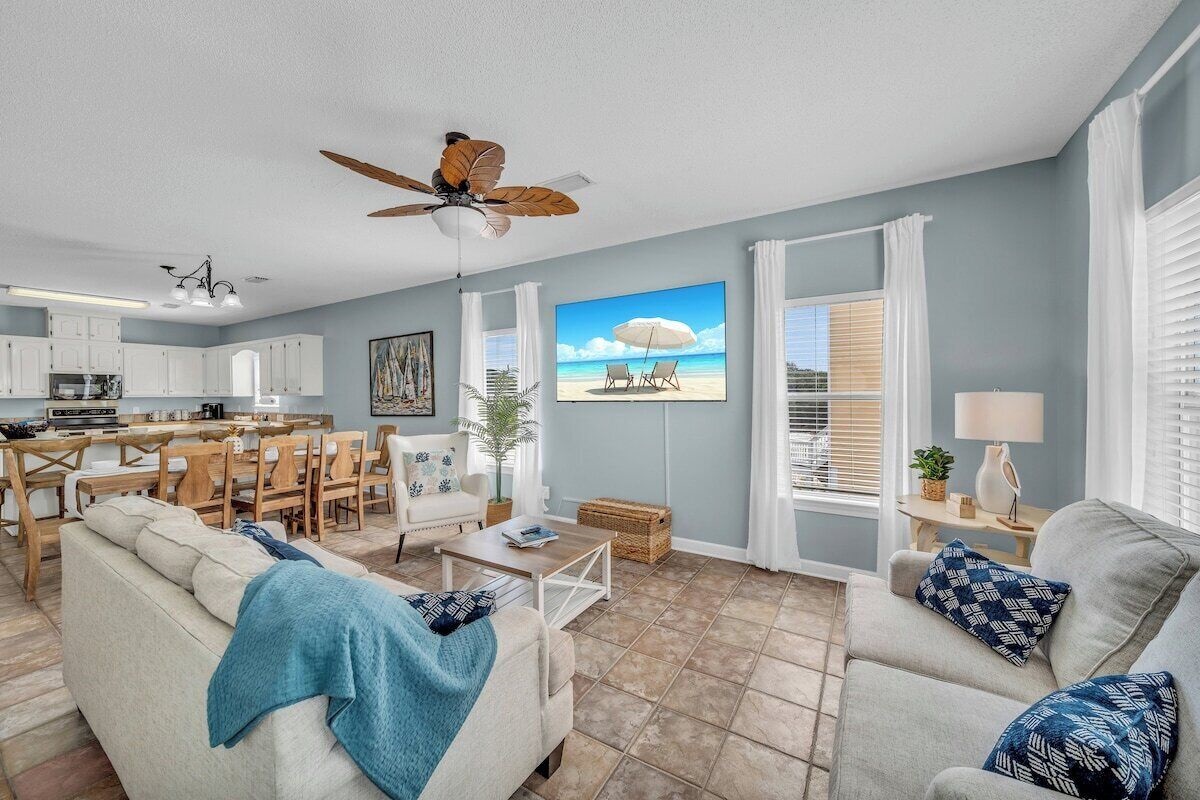 Living room, queen sleeper sofa, 4k tv