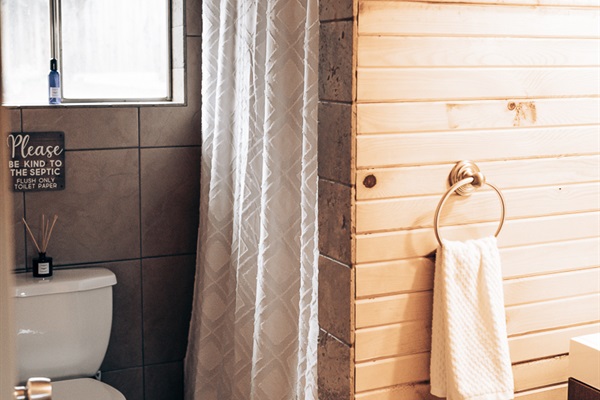 Relax and Refresh: Spa-Like Bathroom Retreat with Shower/Tub Combo