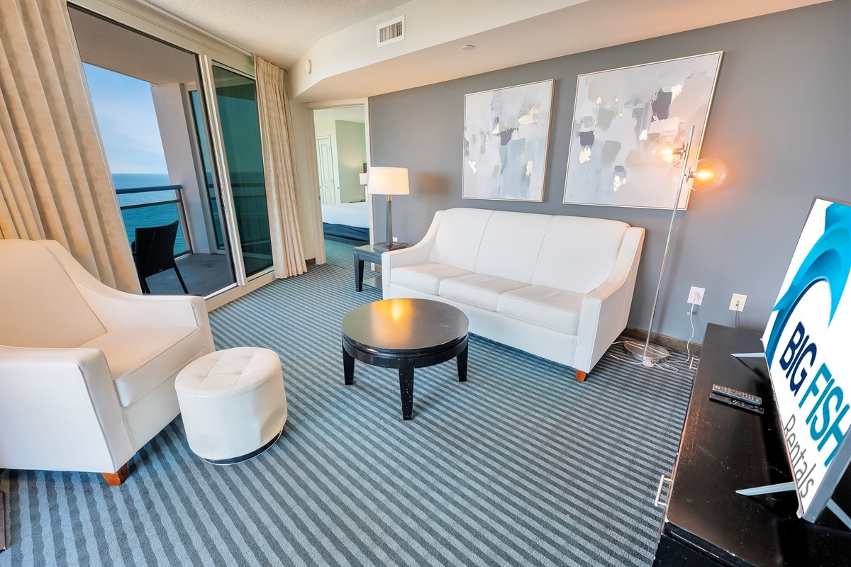 Living Room with Stunning Views🌊☀️