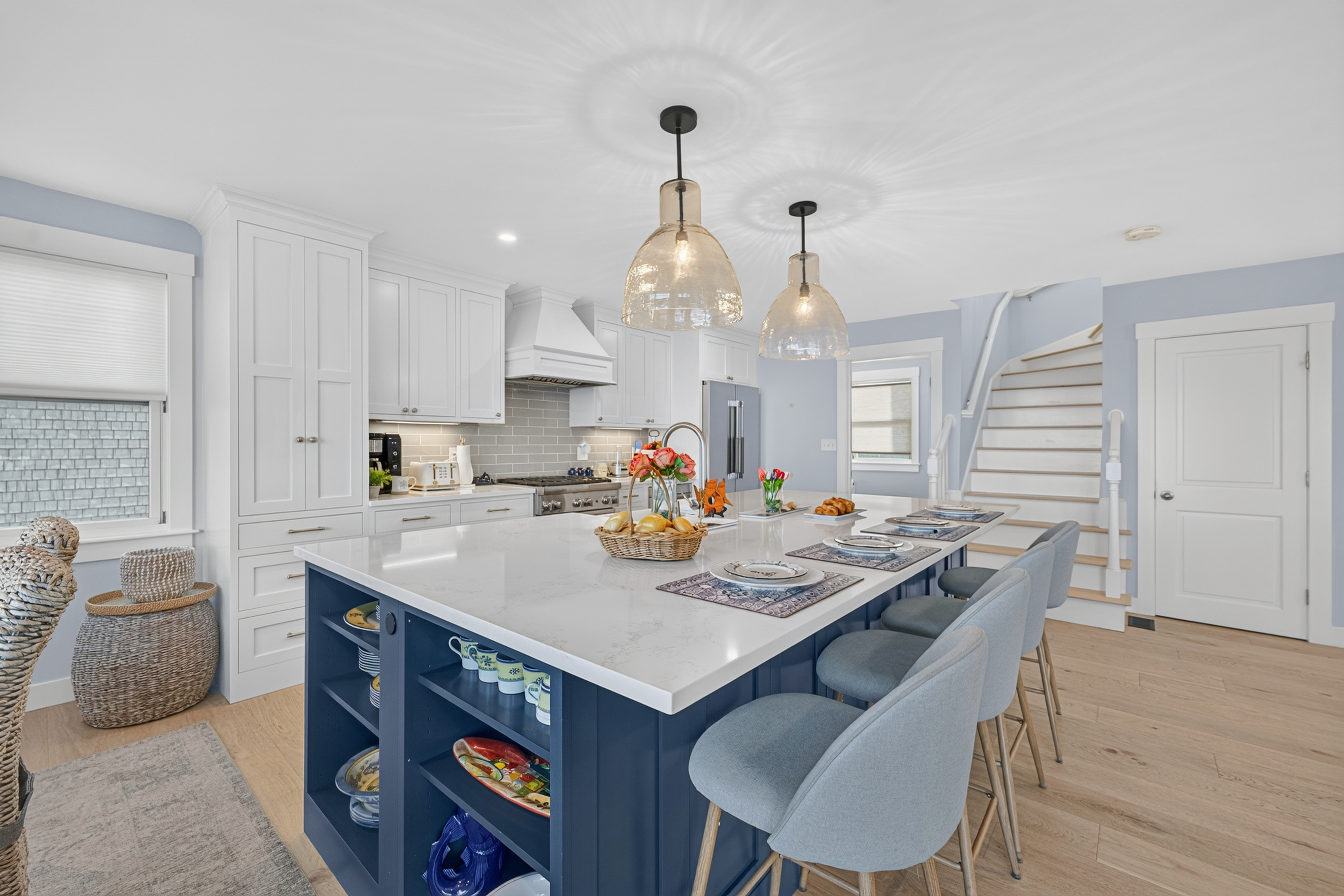 Modern kitchen with an oversized island, ideal for cooking and entertaining