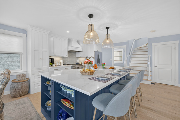 Modern kitchen with an oversized island, ideal for cooking and entertaining