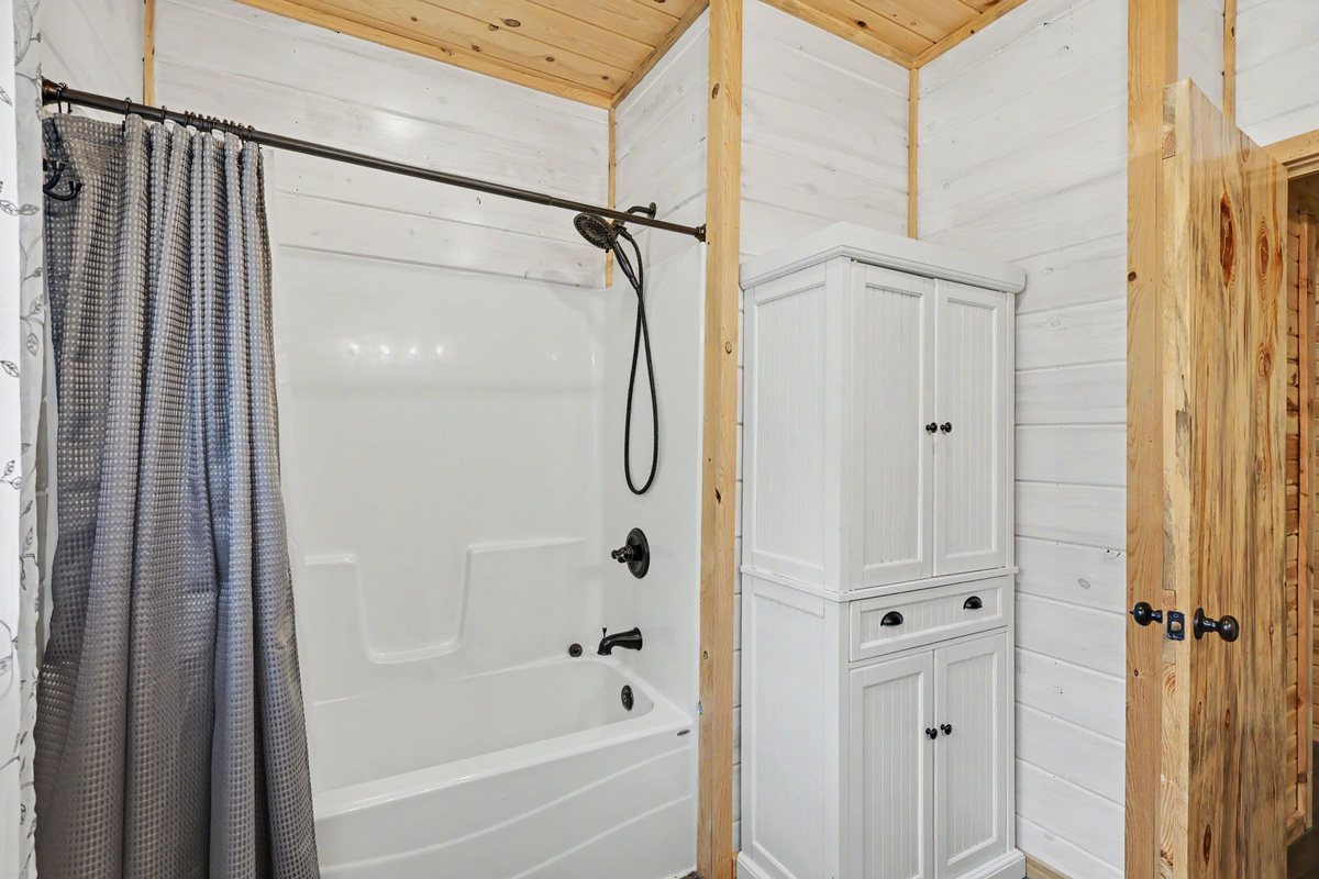 Full bath with Tub/Shower 