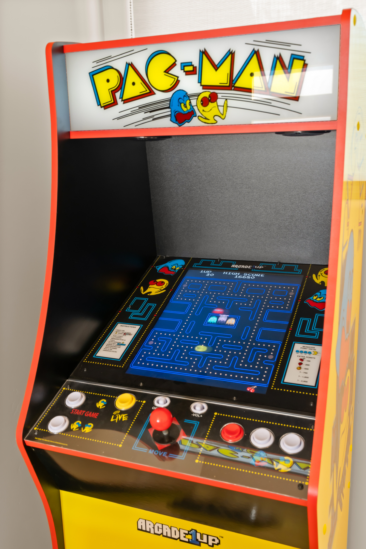 Bring on the nostalgia! Challenge your family to classic arcade games including Pac-Man and Golden Tee, or enjoy a life-sized game of tic-tac-toe.