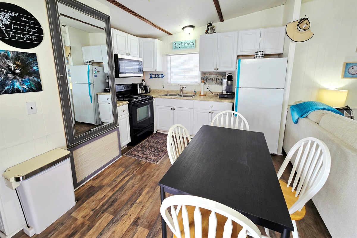 Kitchen w/ table for 4