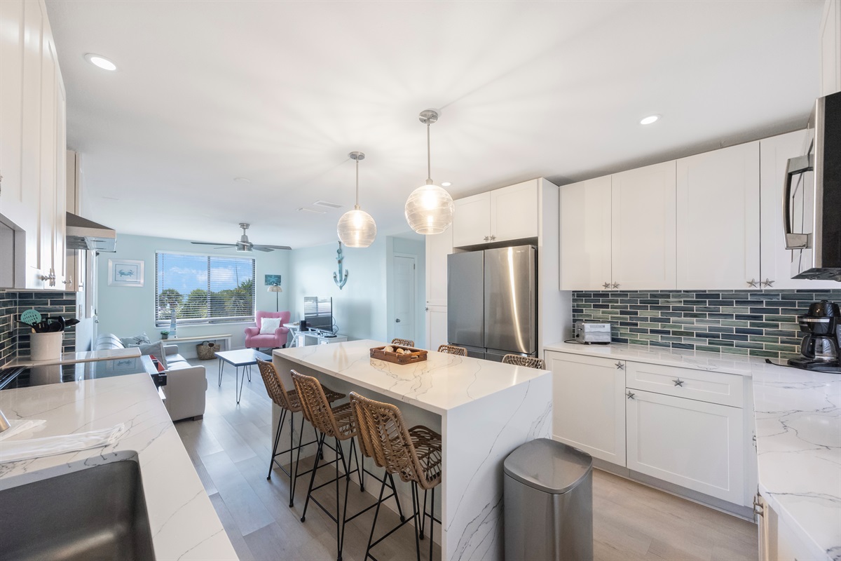 Gorgeous Kitchen! Equipped with cooking/eating/drinking utensils
