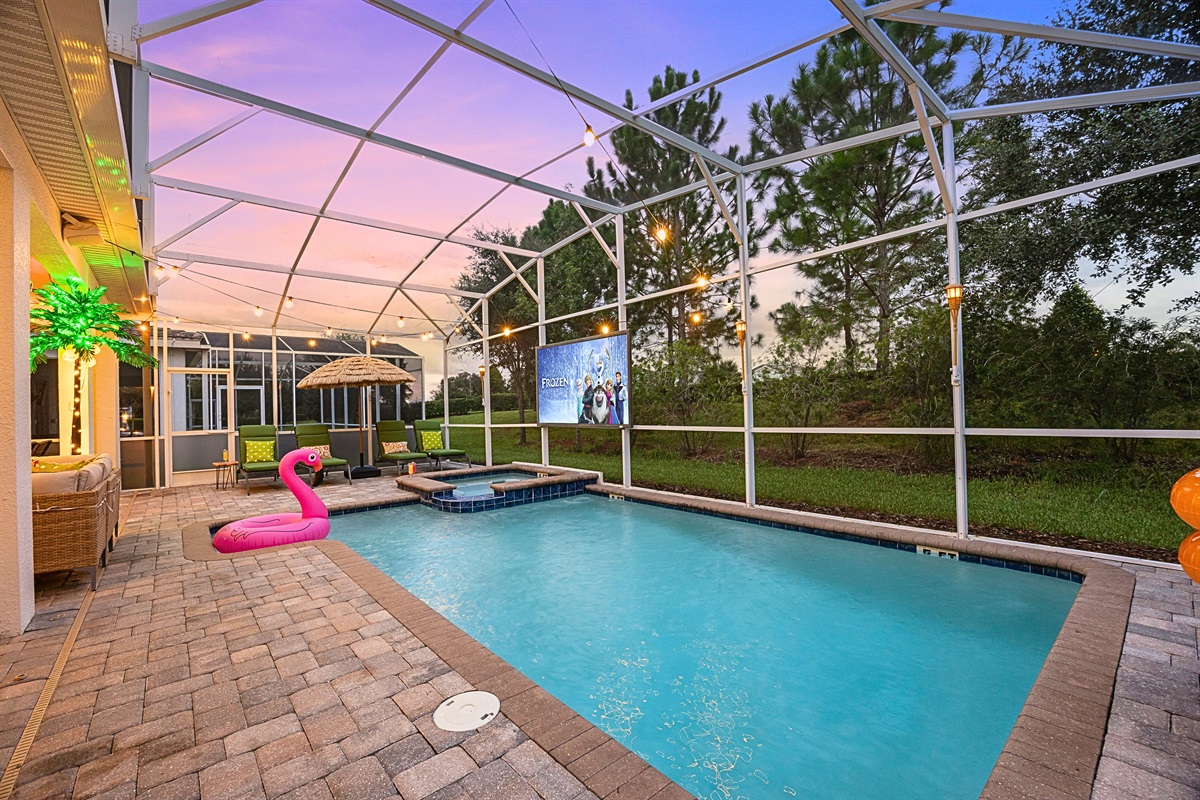 Large Lanai , gorgeous pool and an out projector for movie fun! Tiki Torches, LED lighted trees, sun loungers and a tropical ambience create a magical setting!