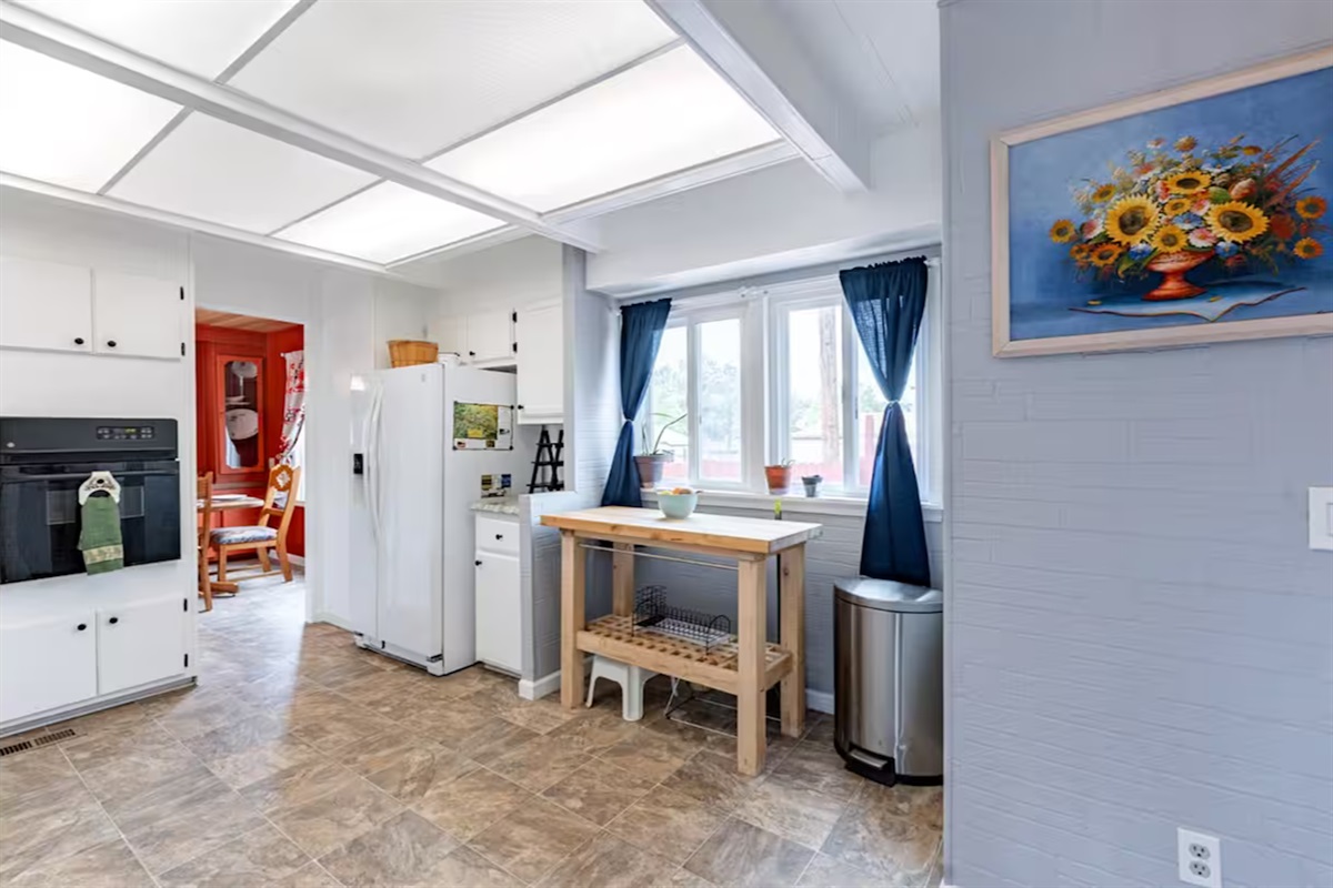 Cook a meal or prepare a snack in this fully equipped kitchen.