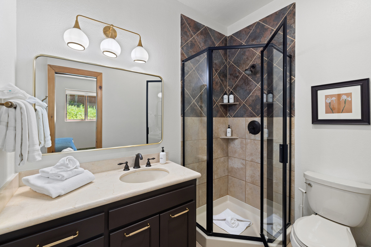 Ensuite #3 - King Bed - Private bathroom