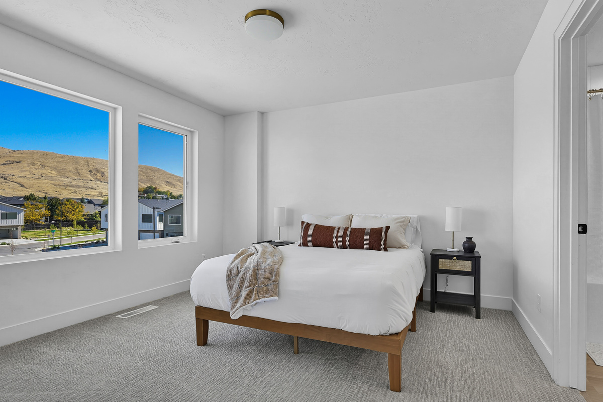 3rd floor bedroom with queen size bed