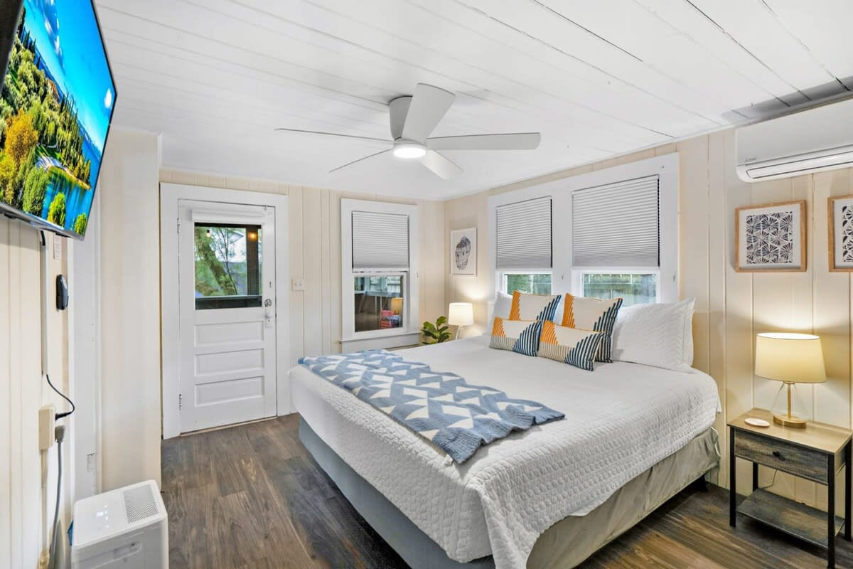 Smart TV on the wall, ceiling fan turning overhead, and a bed you will not want to leave in any hurry. Extra pillows and blankets are in the cupboard, in case somebody likes to build themselves a proper nest.