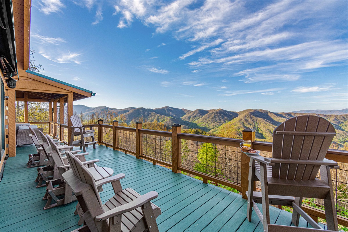 Outdoor Deck: Sip morning coffee while soaking in breathtaking mountain views!