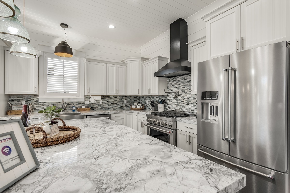 Chef kitchen with gas range (first floor)