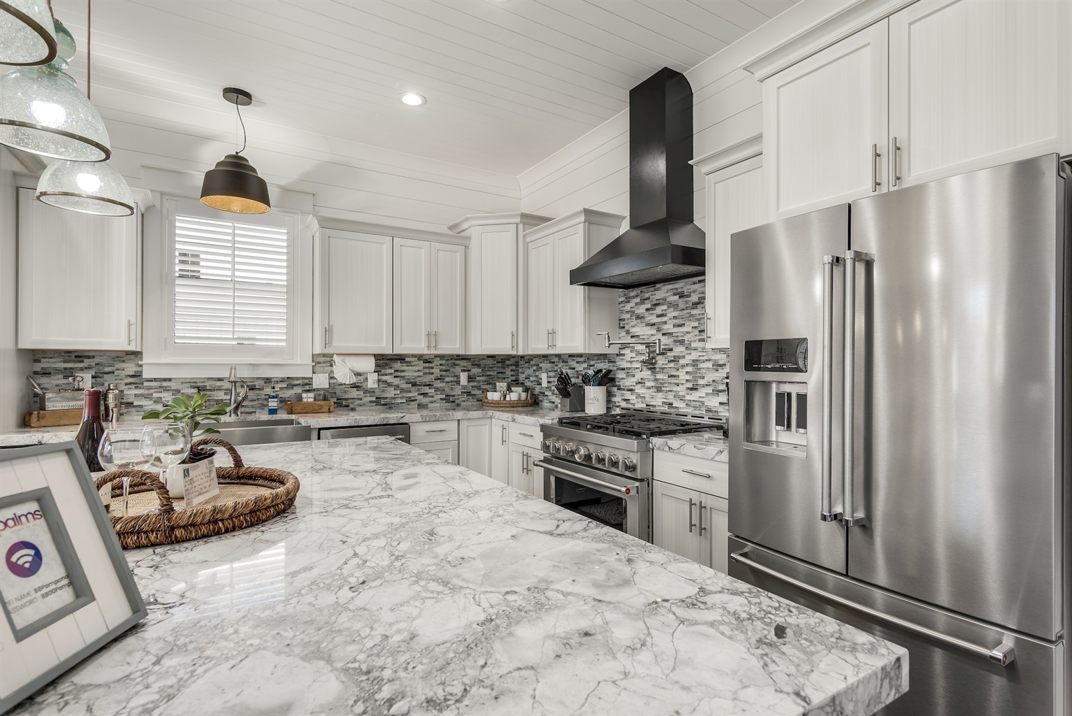 Chef kitchen with gas range (first floor)