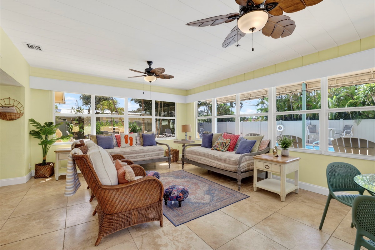 222 Sunroom w/ Twin Daybeds and Darkening Shades