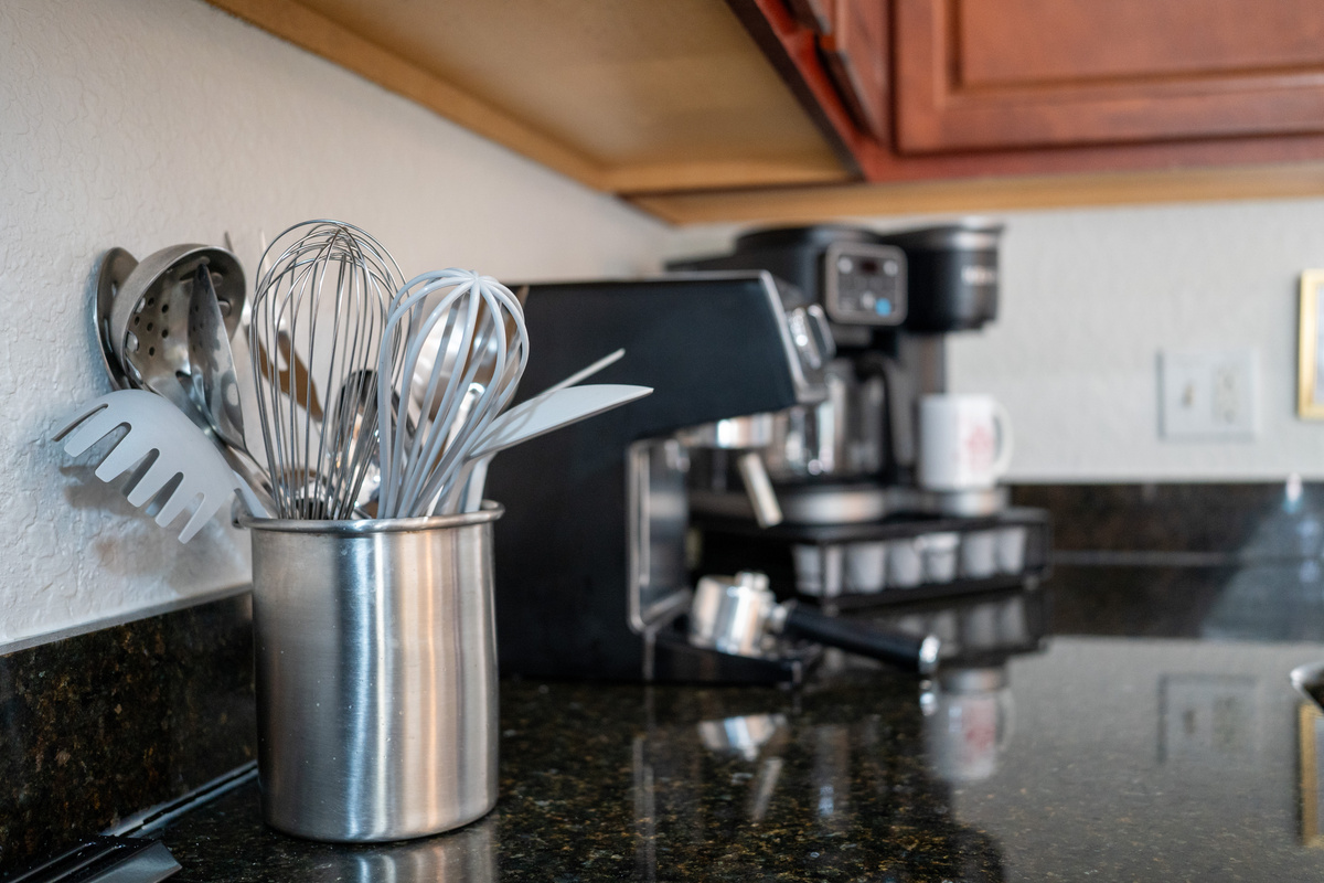 Fully stocked kitchen w/ utensils, espresso machine & double Keurig