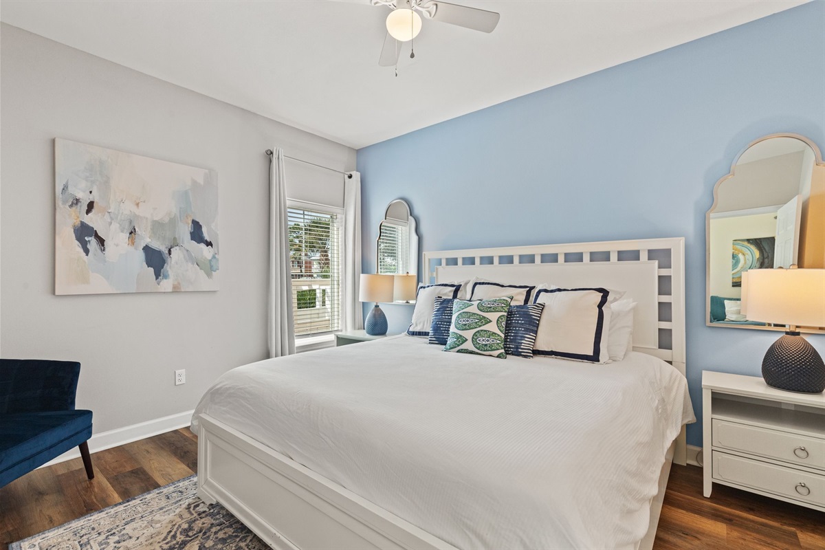 Master Bedrom w/ King bed