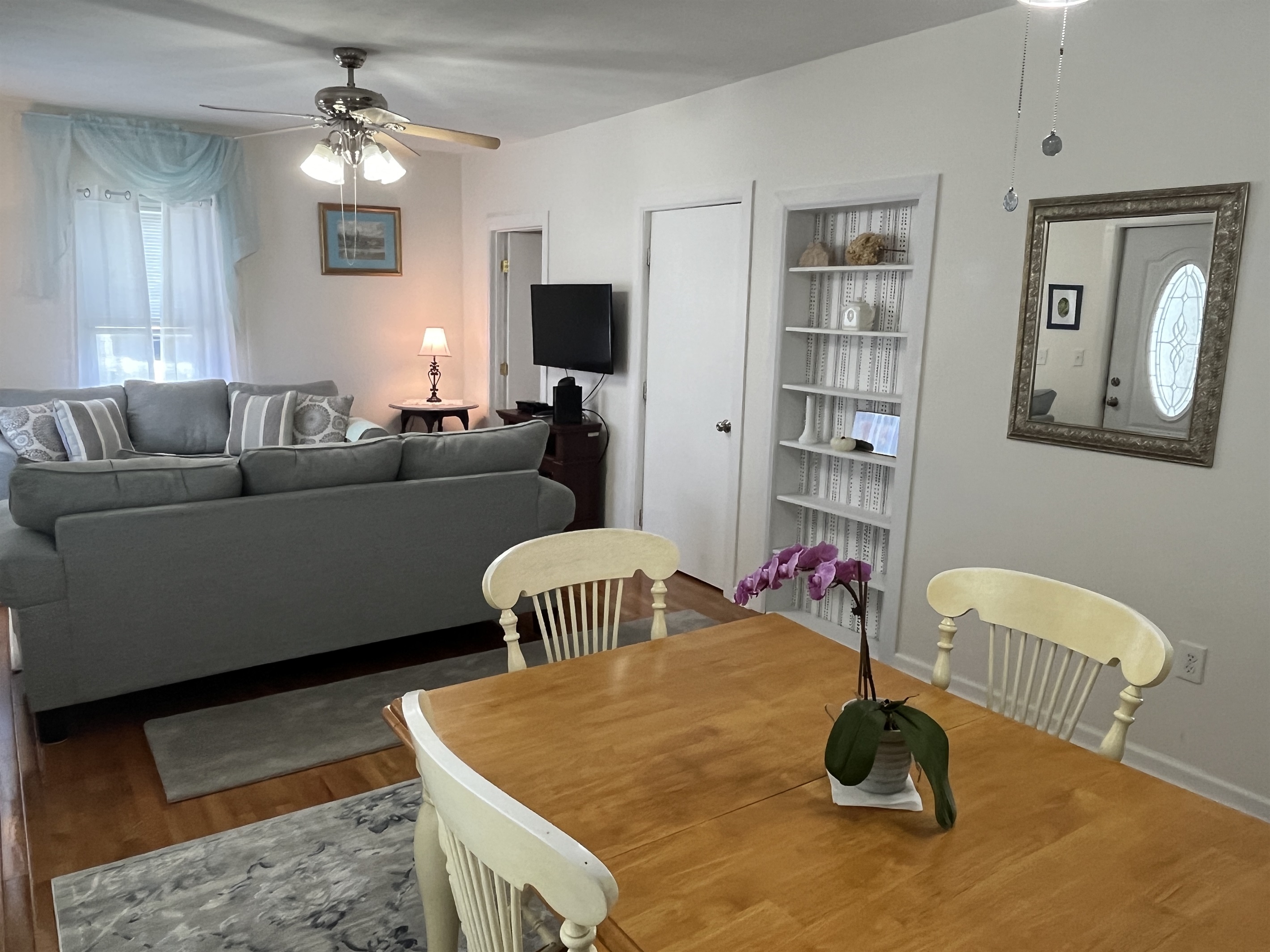 Dining and living area w/ SmartTV