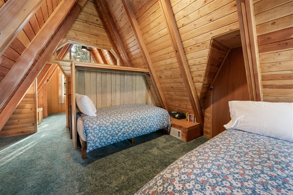 Additional twin bed on the loft