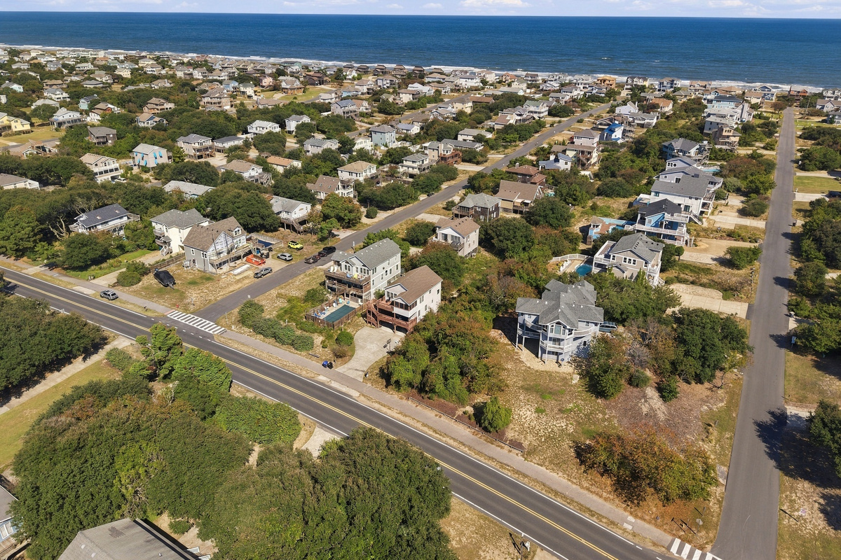 Looking east: the ocean is just a short stroll through the neighborhood.