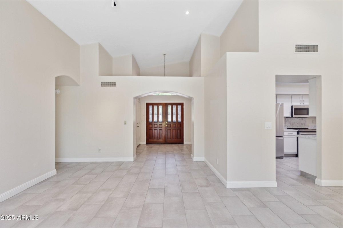 Bright Open Floor Plan, Vaulted Ceilings and New Area Rugs Throughout