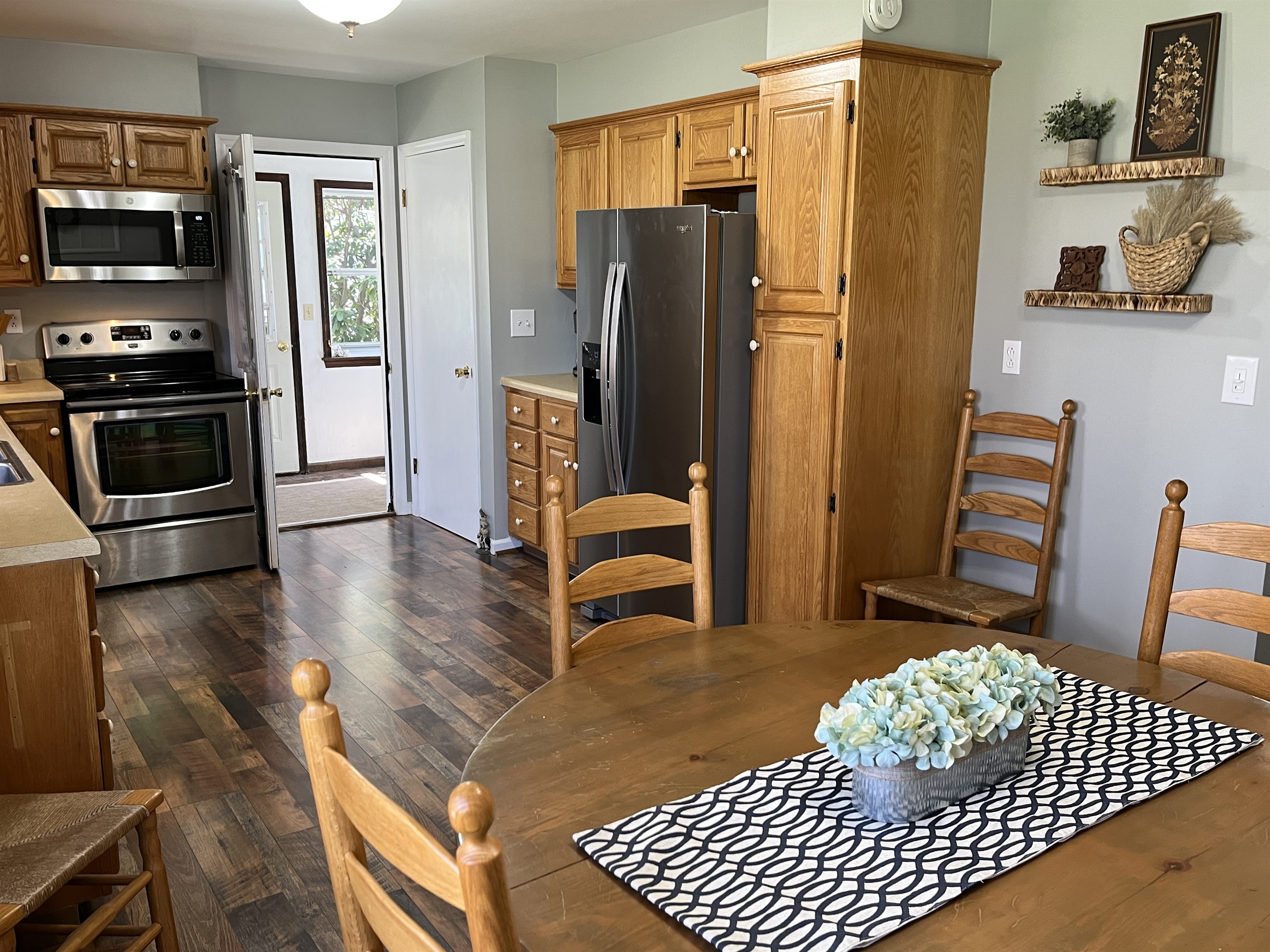 Eat-in kitchen