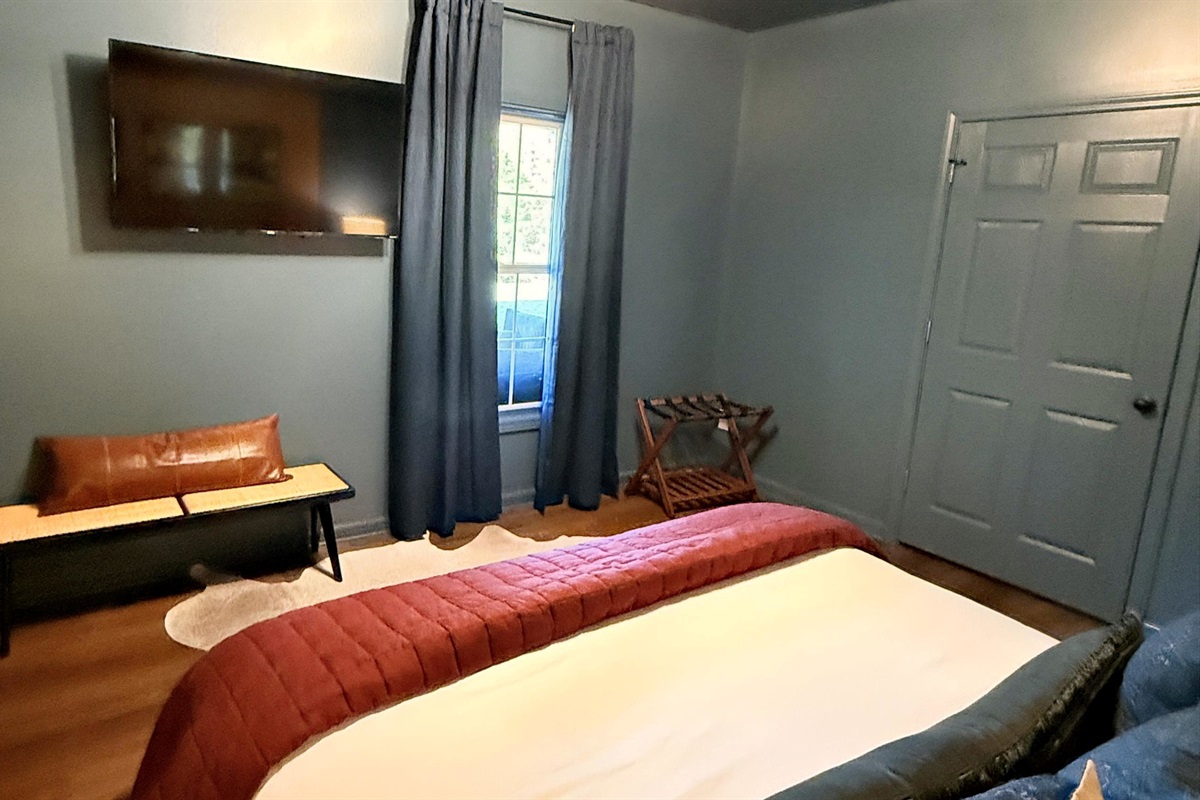 Every bedroom tells its own story — and each one ends in comfort. Here, modern touches like the smart TV and leather-accented bench meet thoughtful details that make settling in after a day on the trail feel easy and refined.