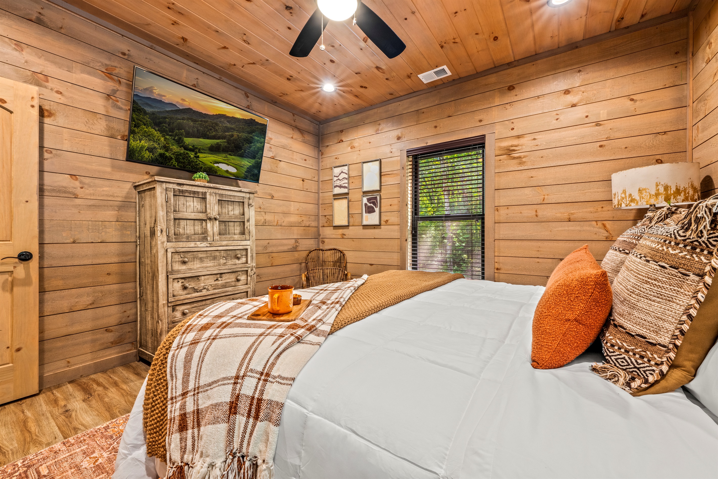 📺 Movie nights from bed? Yes, please. Drift off watching the mountains you hiked earlier—with muffins by your side, obviously.