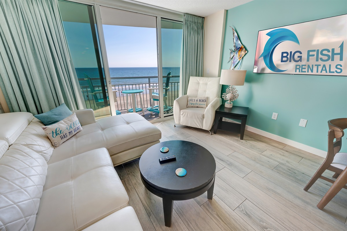 Living Room with Stunning Views🌊☀️